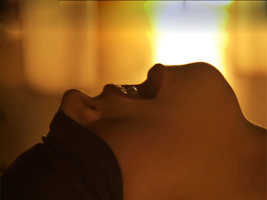 Imagen escena de sexo sensual con una hermosa morena con los ojos vendados