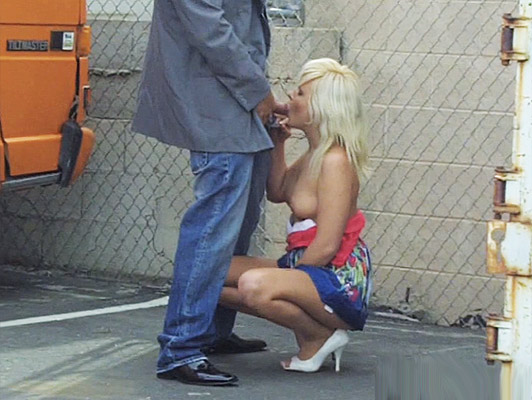 Imagen Voyeur con una cámara capta una rubia chupar la polla a un camionero que la coge por detrás como una perra