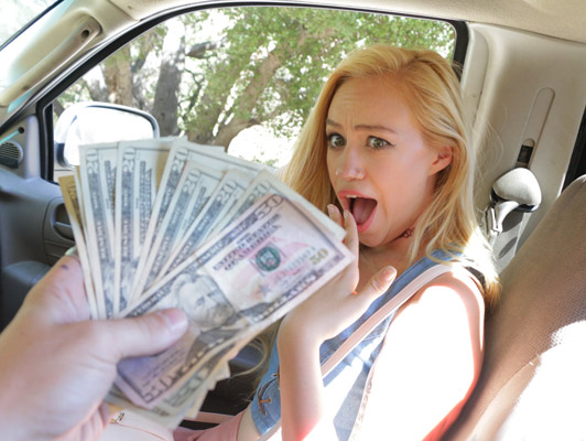 Imagen Adolescente rubia acepta dinero para chupar y follar polla gruesa de su vecino, en el coche