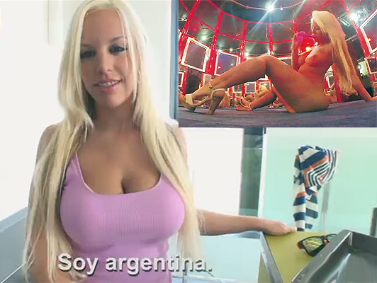 Imagen Argentina chica rubia con grandes tetas, chupar pollas en un peep show