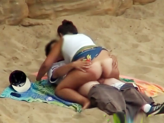 Porno voyeur video de dos parejas follando en la playa