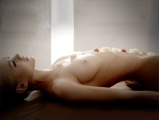 Imagen Hermosa chica de Europa del este en un buffet libre sensual del sexo oral