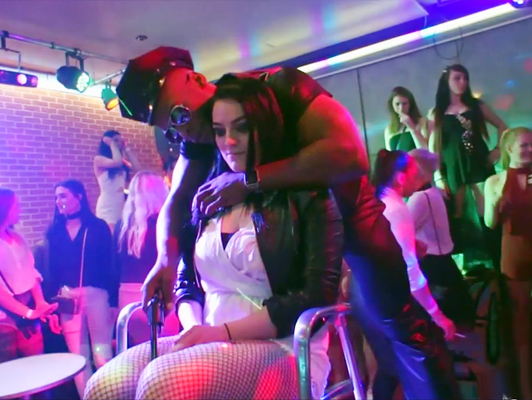 Imagen Chicas despedida de soltero disfrutando de los bailarines y sus pollas