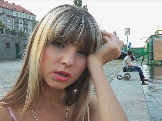 Imagen anal creampie a una pequeña rubia rusian en público