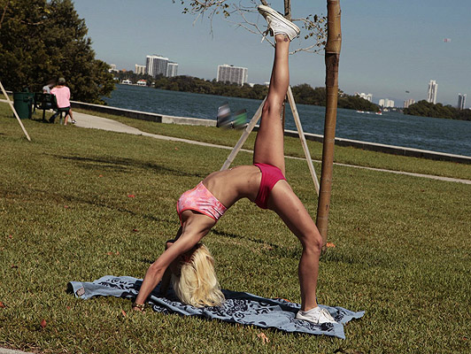 Imagen Tetona rubia haciendo aeróbicos en el parque hace una mamada espectacular