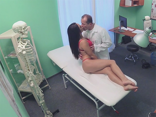 Imagen la grabación de un doctor pervertido follando con un paciente bastante cámara oculta