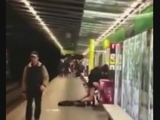 Imagen pareja puto borracho en la puta Barcelona en el metro de Barcelona