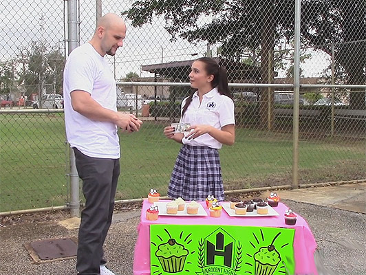 Imagen Colegiala venta de pastelitos en el parque, acaba de chupar, los gallos del padre de su socio de ventas