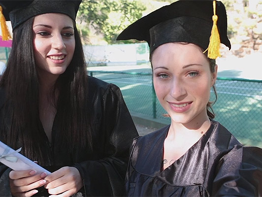 Imagen chicas universitarias lesbianas celebran su graduación