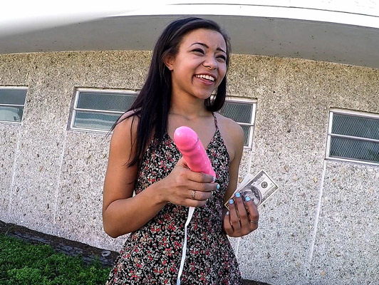Imagen Por dinero esta chica consigue un vibrador en su coño montado en una motocicleta
