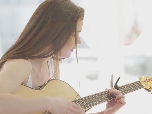 Imagen joven cantante cambió la guitarra por un gallo