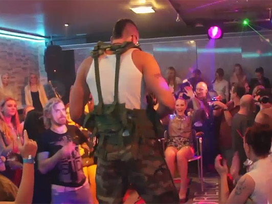 Imagen despedida de soltera con los soldados de la base militar