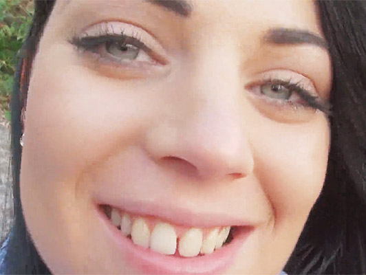 Imagen video porno con una chica morena amateur con los ojos azules