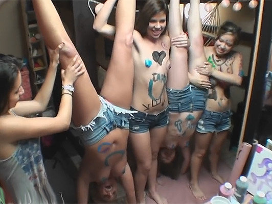Imagen fiesta universitaria lesbiana con su cuerpo cubierto de pintura