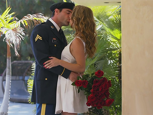 Imagen Rubio recibe con una mamada sensual a su novio, que viene de la guerra