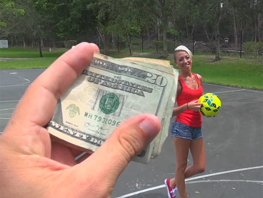Imagen Chica chupando una polla por dinero después de perder una apuesta
