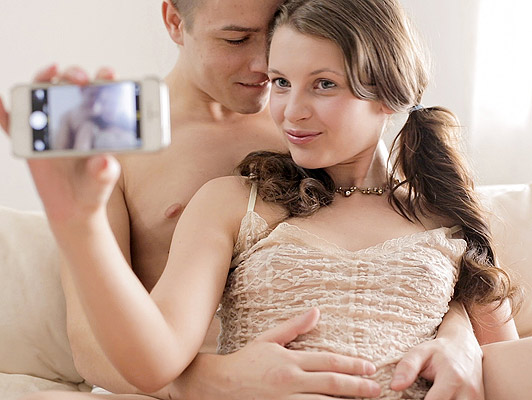 Imagen Poco adolescente con coletas consigue un autofoto y chupa la polla a su novio