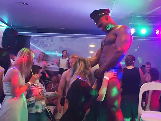Imagen despedida de soltera, prefieren grandes pollas duras y negras, follando sus coños y sus bocas