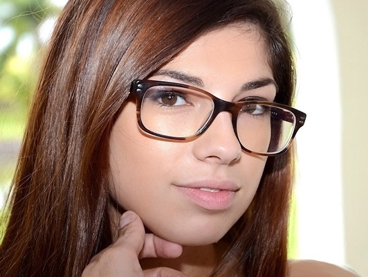 Imagen sexy adolescente con gafas chupando polla y follando vuelta