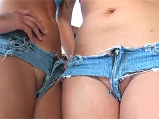 Imagen Dos chicas con cortocircuitos atractivos