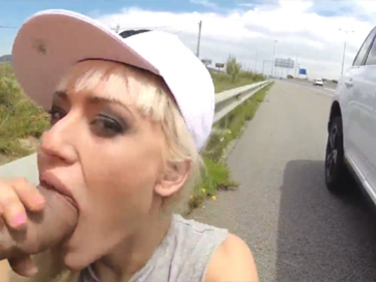 Imagen sexo en público en el medio de la carretera