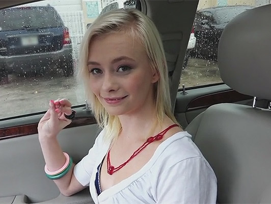 Imagen Niña rubia con tetas pequeñas chupando una polla en el coche
