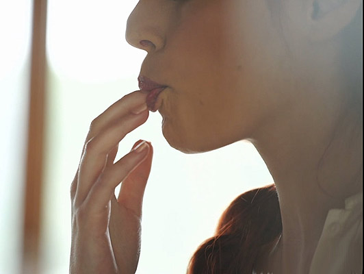 Imagen Redhead chica dulce y lánguida, con el coño mojado disfrutando del sabor de los dedos de su sexo húmedo lamiendo humedeció con su esencia sexual