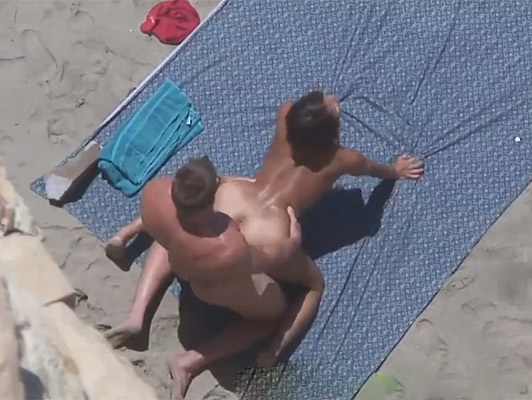 Imagen Voyeur películas que son un par de puto duro en la playa a cuatro patas con su piel broceada y un hermoso culo