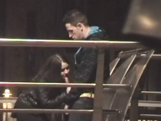 Imagen Joven pareja de pie en el parque grabada por un voyeur mientras ella le da una paja y una mamada novio