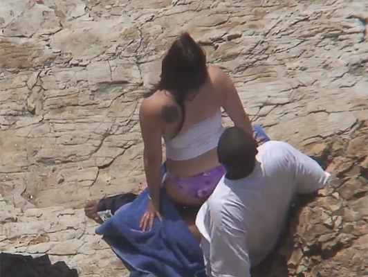 Imagen Con el apoyo de las rocas en que se mueve el culo de la verdad en el interior de las capturas voyeur y escribirlos con el teléfono