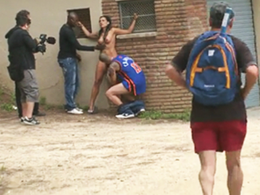 Hacer un vídeo porno duro públicamente en la calle con la chica argentina