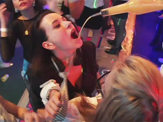 Imagen Orgía con chicas Europea bebido del alcohol y el sexo duro