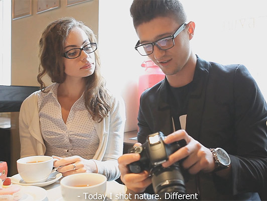 Imagen joven pareja de nerds follando por primera vez después de un encuentro casual en una cafetería