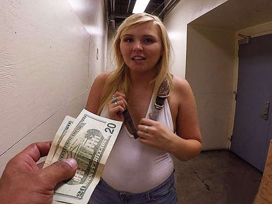 Imagen Gordita rubia con gran culo por dinero se deja follar como una perra a cuatro patas