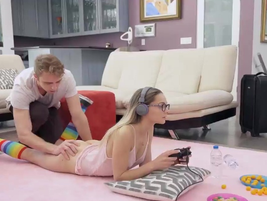Imagen Jovencita de 18 años es invitada a follar y jugar consola