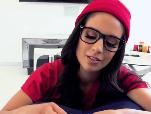 Imagen Joven morena con gafas quiere sexo anal fuerte