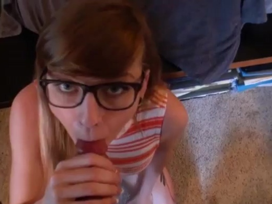 Imagen joven con gafas quiere chupar una polla bien grande