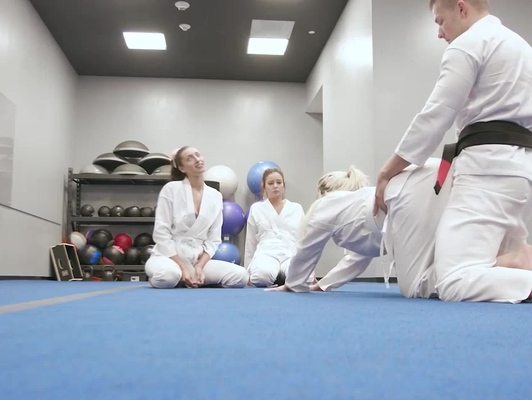 Imagen Cuarteto con tres bellas chicas despues de entrenar judo
