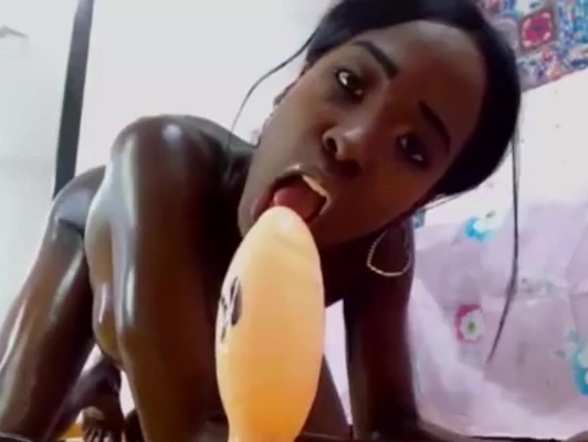 Imagen Interracial negra bañada en aceite se da placer a solas