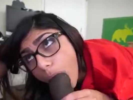 Imagen Gafitas Mia Khalifa le encanta las pollas negras y grandes