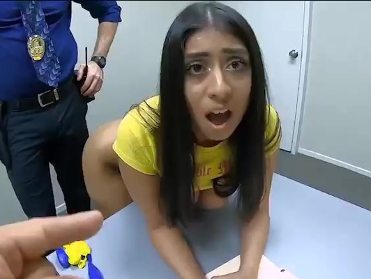 Imagen Policias se follan a una joven morena muy cachonda xxx