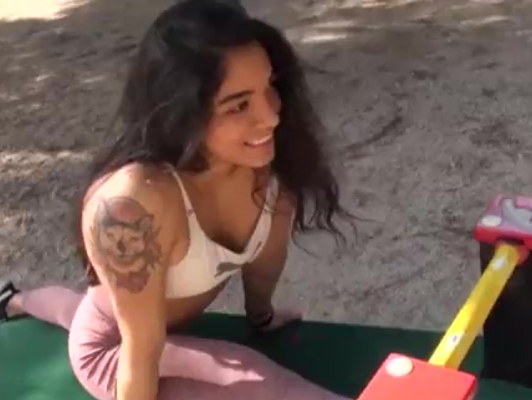 Imagen Jovencita hace deporte y folla con entrenador