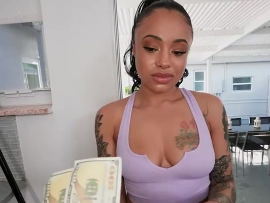 Imagen Dinero latina tatuada lo entrega todo por dinero